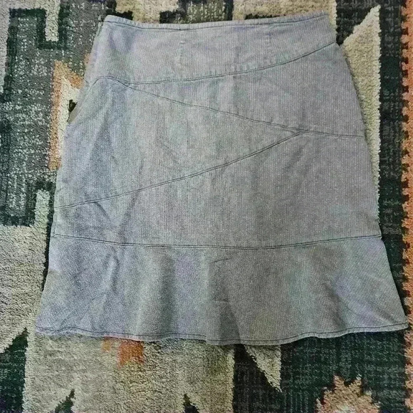 Royal Robbins size 9 gray skirt with buttom ruffles. - Picture 1 of 6